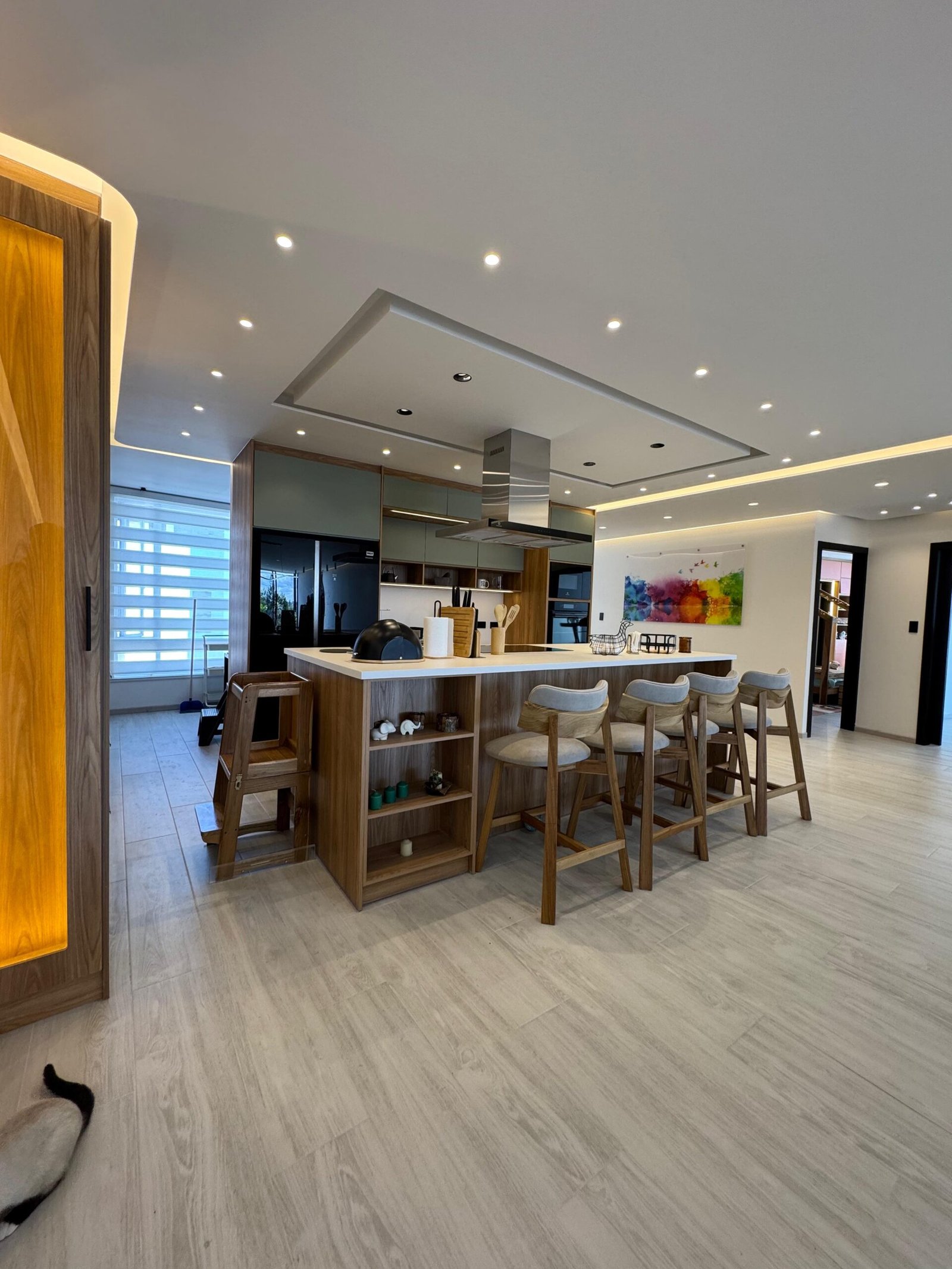 Cocina moderna con isla de una casa entregada en Jardines de Carretas, Quito